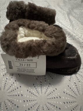 Bernardo Lahitte brown sheepskin slippers in toddler size 5.5-6
